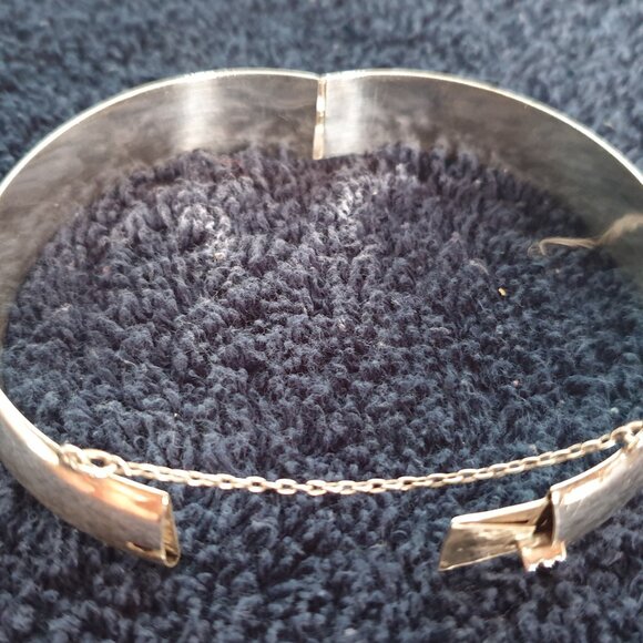 Vintage 925 Sterling Silver Chunky Wide Hinged Bracelet with Safety Chain - Picture 15 of 15